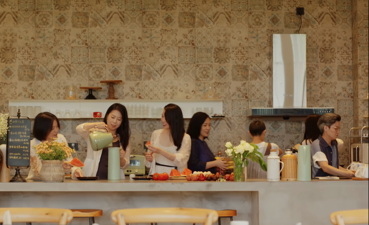 "Nuevas viviendas para nuevos tiempos." Residencia entre amigas al sur de China. Youtube/YitiaoTV